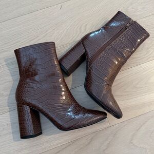 Lulus Brown Croc-Embossed Ankle Boots Size 5.5